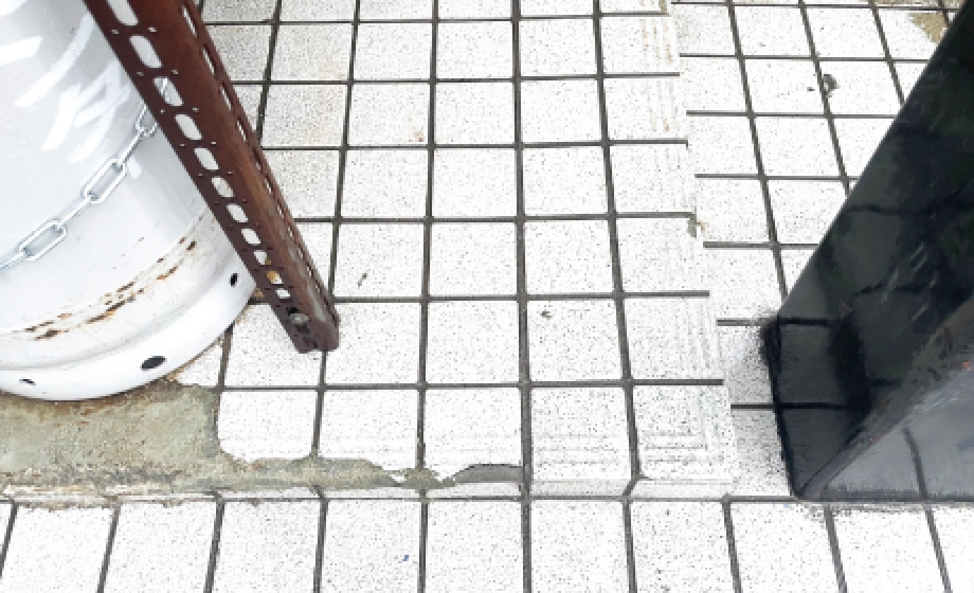 タイル薬品洗浄（弊社オリジナル洗浄剤H・O・C使用）